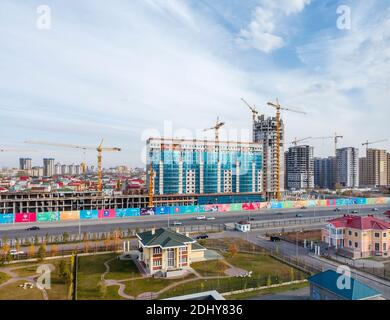 Cantiere: Lavori di costruzione in corso per lo sviluppo di un nuovo edificio moderno, Nur-Sultan (Astana), capitale kazaka Foto Stock