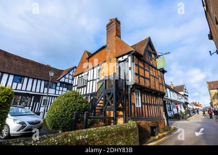 Vista dell'Eagle Hotel in legno, una locanda medievale risalente al 1430 nel centro storico, South Street, Midhurst, West Sussex Foto Stock