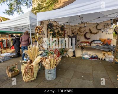 Bancarelle con artigianato e bric-a-brac presso la popolare fiera invernale stagionale di Brocante a dicembre in Market Square a Midhurst, West Sussex Foto Stock