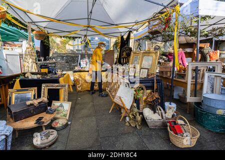 Bancarelle con artigianato e bric-a-brac presso la popolare fiera invernale stagionale di Brocante a dicembre in Market Square a Midhurst, West Sussex Foto Stock