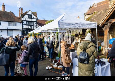 Bancarelle con artigianato e bric-a-brac presso la popolare fiera invernale stagionale di Brocante a dicembre in Market Square a Midhurst, West Sussex Foto Stock