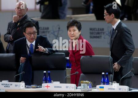 Park Geun Hye, presidente della Corea del Sud, partecipa a una sessione conclusiva al Vertice sulla sicurezza nucleare di Washington, D.C., USA, venerdì 1 aprile 2016. Dopo una serie di attacchi terroristici dall’Europa all’Africa, il presidente degli Stati Uniti Barack Obama sta mobilitando il sostegno internazionale durante il vertice per uno sforzo volto a impedire allo Stato islamico e a gruppi simili di ottenere materiale nucleare e altre armi di distruzione di massa. Foto di Andrew Harrer/Bloomberg/ABACAPRESS.COM Foto Stock