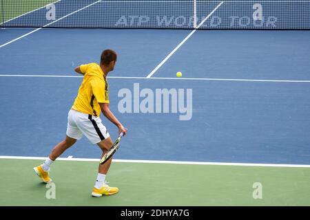 Montreal, Canada - Aujgust 5th, 2017: Mikhail Youzhny pratica nella corte nazionale della banca durante la Rogers Cup. Foto Stock