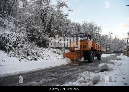 Un veicolo per lo sgombero della neve libera la neve dopo il primo incantesimo di nevicate a Srinagar.la prima nevicata della stagione ha schiacciato le pianure della Valle del Kashmir, mentre le vette più alte di Jammu e Kashmir hanno ricevuto una forte nevicata. Tutte le principali autostrade, tra cui la Srinagar-Jammu, Srinagar-Leh e la Mughal Road, sono chiuse per il traffico a seguito di forti nevicate, ha detto i funzionari. Foto Stock