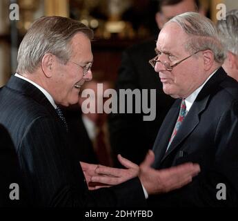 Washington, D.C. - 4 aprile 2005 -- il Segretario della Difesa degli Stati Uniti Donald Rumsfeld condivide una conversazione animata con il senatore degli Stati Uniti Carl Levin (democratico del Michigan) prima della cerimonia della Medaglia d'onore nella stanza orientale della Casa Bianca a Washington, D.C. il 4 aprile 2005. Il senatore Levin è il membro di graduatoria del Comitato dei servizi Armed del Senato degli Stati Uniti che mantiene la sorveglianza del Dipartimento di Difesa degli Stati Uniti.Foto da Ron Sachs/CNP/ABACAPRESS.COM Foto Stock