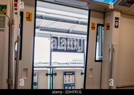 Bangkok, Thailandia - 30 luglio 2020, la porta aperta dall'interno del treno BTS (Bangkok (Mass) Transit System platform) e la stazione Banner di BANG CHAK Foto Stock