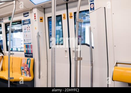 Bangkok, Thailandia - 30 luglio 2020, la porta all'interno del BTS (Bangkok (massa) Transit System platform) treno in giornata normale Giovedi 30 luglio 2020 alle 11.00 A. Foto Stock