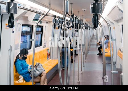 Bangkok, Thailandia - 30 luglio 2020, il popolo thailandese locale trasporta all'interno del treno di Bangkok (massa) Transit System nel periodo di mezzogiorno, Bangkok, Tha Foto Stock