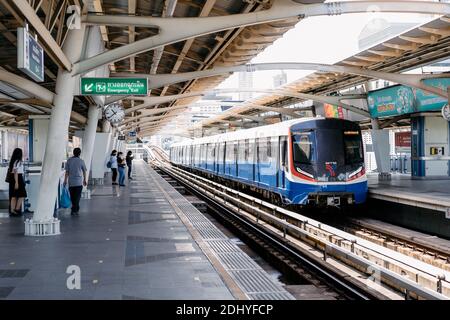 Bangkok, Thailandia - 30 luglio 2020, il treno del sistema di transito di Bangkok (massa) viaggia sulla ferrovia al binario a mezzogiorno, Bangkok, Thailandia. Foto Stock