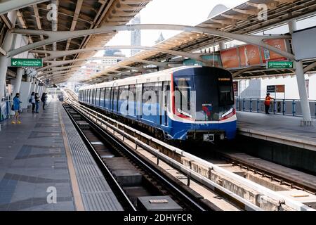 Bangkok, Thailandia - 30 luglio 2020, il treno del sistema di transito di Bangkok (massa) viaggia sulla ferrovia al binario a mezzogiorno, Bangkok, Thailandia. Foto Stock