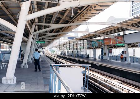 Bangkok, Thailandia - 30 luglio 2020, l'ambiente della piattaforma del sistema di transito di Bangkok (massa) con il treno di emtry sulla ferrovia mentre la gente lo aspetta nel Foto Stock