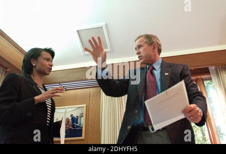 Il presidente degli Stati Uniti George W. Bush incontra il consigliere per la sicurezza nazionale Condoleezza Rice all'interno del suo ufficio a Camp David, il ritiro presidenziale vicino a Thurmont, Maryland, domenica mattina, 16 settembre 2001.Foto di Eric Draper/CNP/ABACAPRESS.COM Foto Stock