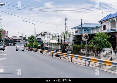 Bangkok, Thailandia - 30 lug 2020, la strada locale con piccolo canale con il normale edificio intorno a metà giornata nella zona rurale, Bangkok, Thailandia. Foto Stock