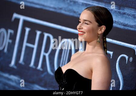 Emilia Clarke partecipa alla prima della stagione 6 del 'Trono di Spade' di HBO al Teatro Cinese il 10 aprile 2016 a Los Angeles, CA, USA. Foto di Lionel Hahn/ABACAPRESS.COM Foto Stock