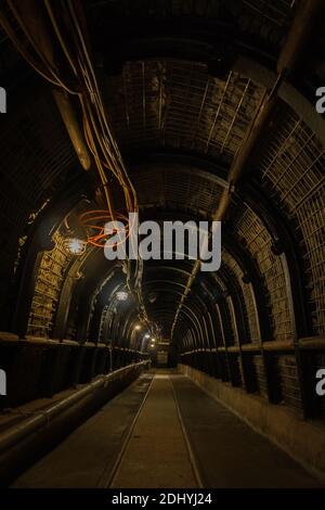 Tunnel scuro nel Museo tedesco delle miniere di Bochum Foto Stock