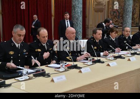 Il presidente francese Francois Hollande affiancato dal ministro degli interni Bernard Cazeneuve riceve i rappresentanti della Gendarmerie al Palazzo Elysee di Parigi, Francia, il 12 aprile 2016. Foto di Christian Liegi/ABACAPRESS.COM Foto Stock