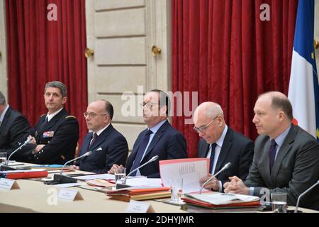 Il presidente francese Francois Hollande affiancato dal ministro degli interni Bernard Cazeneuve riceve i rappresentanti della Gendarmerie al Palazzo Elysee di Parigi, Francia, il 12 aprile 2016. Foto di Christian Liegi/ABACAPRESS.COM Foto Stock