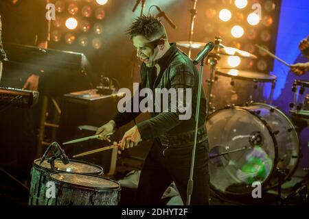 La band rock-metal tedesca Oomph si esibisce dal vivo sul palco al Ninkasi KAO di Lione, in Francia, il 19 aprile 2016. Foto Julien Reynaud/APS-Medias/ABACAPRESS.COM Foto Stock