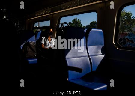 Mascheramento obbligatorio e allontanamento sociale dai trasporti pubblici. Amsterdam il 2020-06-23. Masque obligatoire et distanciation sociale de les transports Foto Stock