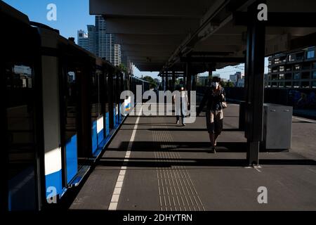 Mascheramento obbligatorio e allontanamento sociale dai trasporti pubblici. Amsterdam il 2020-06-23. Masque obligatoire et distanciation sociale de les transports Foto Stock