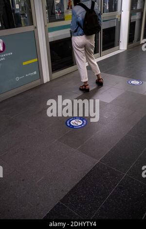 Segnali per mantenere la distanza sociale. Metropolitana di Parigi il 15/06/2020. Signaletique pour conserver la distanciation sociale. Metro de Paris le 15/06/2 Foto Stock