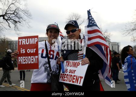 Washington, DC, Stati Uniti. 12 dicembre 2020. I sostenitori del presidente Trump mostrano bandiere vicino al Campidoglio il 12 dicembre 2020 a Washington DC. I sostenitori continuano a sostenere le affermazioni incomprovate del Presidente in materia di frodi elettorali di massa e irregolarità elettorali. A seguito del raduno DELLA MAGA di novembre a Washington, Women for America First, un’organizzazione conservatrice, ha presentato domanda per un altro permesso di radunarsi a sostegno del presidente Trump, appena due giorni prima che gli elettori formino ogni stato votino per il loro candidato. Credit: Sipa USA/Alamy Live News Foto Stock