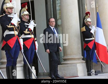 Il presidente francese Francois Hollande attende di dare il benvenuto al suo omologo georgiano Guiogui Margvelachvili presso l'Elysee Palace di Parigi, Francia, il 21 aprile 2016. Foto di Somer/ABACAPRESS.COM Foto Stock