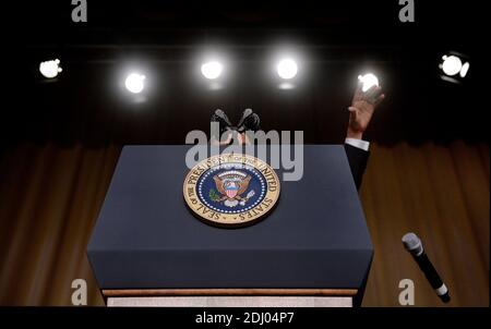 Il presidente DEGLI STATI UNITI Barack Obama rilascia il microfono dopo che egli parla durante la cena annuale della White House Corresidents' Association il 30 aprile 2016 all'hotel Washington Hilton a Washington, DC, USA. Questa è l'ottava e ultima foto della White House Corresidents' Association Dinner di Olivier Douliery/Pool/ABACAPRESS.COM Foto Stock