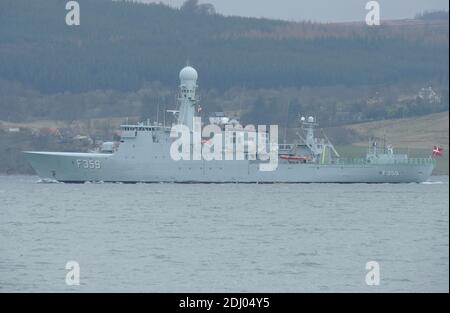 HDMS Vædderen (F359), fregata di classe Thetis gestita dalla Royal Danish Navy, passando Greenock all'inizio dell'esercizio Joint Warrior 13-1. Foto Stock