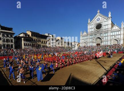 A Firenze, Italia con gli ultimi gladiatori i calciatori storico, antenato del calcio il 2013 giugno. Nella foto : la cerimonia di apertura. Fin dal Medioevo, ogni anno nel mese di giugno quattro distretti della città di Firenze si combattono senza pietà per l'onore di vincere il torneo di Calcio storico Fiorentino, uno sport straordinariamente violento, giocato da uomini addestrati a combattersi fino ai loro limiti.il torneo si svolge con quattro squadre, Il Blues, i Verdi, i Bianchi e i Reds, ognuno dei quali rappresenta un distretto della città. È una croce tra il greco-romano wrestling, boxi Foto Stock