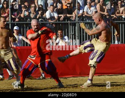 A Firenze, Italia con gli ultimi gladiatori i calciatori storico, antenato del calcio il 2013 giugno. Fin dal Medioevo, ogni anno nel mese di giugno quattro distretti della città di Firenze si combattono senza pietà per l'onore di vincere il torneo di Calcio storico Fiorentino, uno sport straordinariamente violento, giocato da uomini addestrati a combattersi fino ai loro limiti.il torneo si svolge con quattro squadre, Il Blues, i Verdi, i Bianchi e i Reds, ognuno dei quali rappresenta un distretto della città. È una croce tra il greco-romano wrestling, la boxe, il rugby e il calcio. Cinquanta minuti Foto Stock