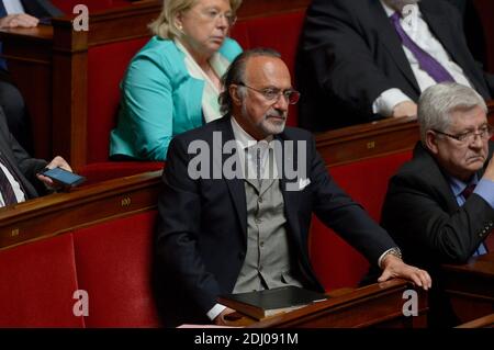 Il membro del parlamento dei Repubblicani e il milionario Olivier Dassault durante una sessione di "interrogazioni al governo" all'Assemblea nazionale francese di Parigi, Francia, il 4 maggio 2016. Foto di Henri Szwarc/ABACAPRESS.COM Foto Stock