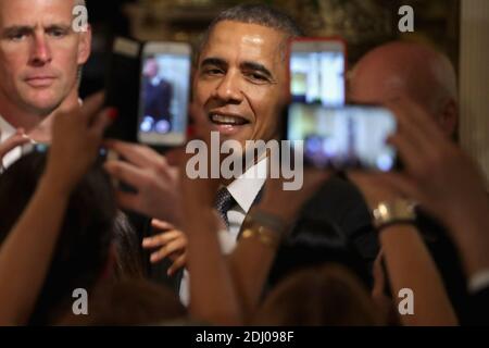 WASHINGTON, DC - MAGGIO 05: (AFP OUT) il Presidente Barack Obama saluta gli ospiti durante un ricevimento per celebrare la vacanza Cinco de Mayo nella stanza Est alla Casa Bianca il 5 Maggio 2016 a Washington, DC, USA. La festa commemora l'improbabile vittoria dell'esercito messicano sulle forze francesi nella battaglia di Puebla del 5 maggio 1862.Foto di chip Somodevilla/Pool/ABACAPRESS.COM Foto Stock