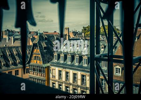 Vecchia architettura vista attraverso la griglia di finestre in ferro battuto Foto Stock