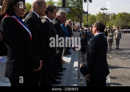 (L-R) il sindaco di Parigi Anne Hidalgo, m inister della Difesa francese Jean-Yves le Drian, l'ex presidente francese Nicolas Sarkozy e il presidente del Senato francese Gerard Larcher scuotono le mani con il presidente francese Francois Hollande durante una cerimonia che celebra il 71° anniversario della vittoria sulla Germania nazista durante la seconda guerra mondiale a Parigi, Francia l'8 maggio 2016. Foto di Revelli-Beaumont/piscina/ABACAPRESS.COM Foto Stock