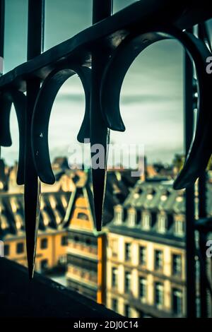 Vecchia architettura vista attraverso la griglia di finestre in ferro battuto Foto Stock