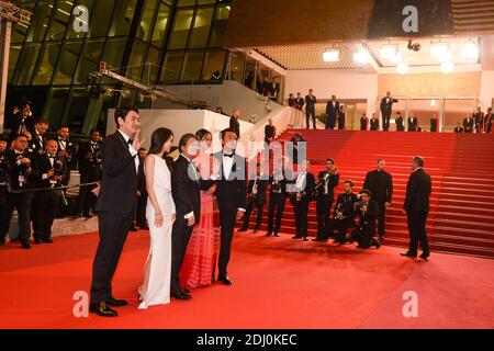 Attore Cho Jin-Woong, attrice Kim Tae-Ri, direttore Park Chan-Wook, attrice Kim min-Hee e attore ha Jung-Woo che partecipa alla proiezione delle Mademoiselle (la ragazza) al Palais des Festivals di Cannes, in Francia, il 14 maggio 2016, nell'ambito del 69° Festival del Cinema di Cannes. Foto di Lionel Hahn/ABACAPRESS.COM Foto Stock