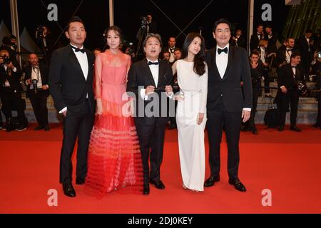 Attore Cho Jin-Woong, attrice Kim Tae-Ri, direttore Park Chan-Wook, attrice Kim min-Hee e attore ha Jung-Woo che partecipa alla proiezione delle Mademoiselle (la ragazza) al Palais des Festivals di Cannes, in Francia, il 14 maggio 2016, nell'ambito del 69° Festival del Cinema di Cannes. Foto di Lionel Hahn/ABACAPRESS.COM Foto Stock