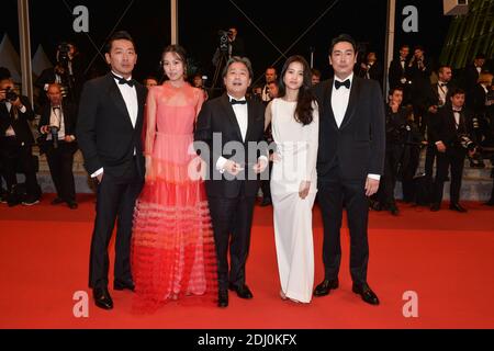 Attore Cho Jin-Woong, attrice Kim Tae-Ri, direttore Park Chan-Wook, attrice Kim min-Hee e attore ha Jung-Woo che partecipa alla proiezione delle Mademoiselle (la ragazza) al Palais des Festivals di Cannes, in Francia, il 14 maggio 2016, nell'ambito del 69° Festival del Cinema di Cannes. Foto di Lionel Hahn/ABACAPRESS.COM Foto Stock