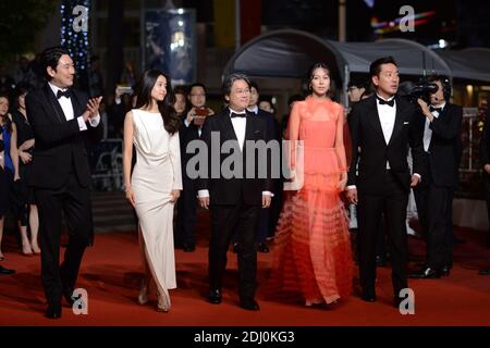 Attore Cho Jin-Woong, attrice Kim Tae-Ri, direttore Park Chan-Wook, attrice Kim min-Hee e attore ha Jung-Woo che partecipa alla proiezione delle Mademoiselle (la ragazza) al Palais des Festivals di Cannes, in Francia, il 14 maggio 2016, nell'ambito del 69° Festival del Cinema di Cannes. Foto di Lionel Hahn/ABACAPRESS.COM Foto Stock