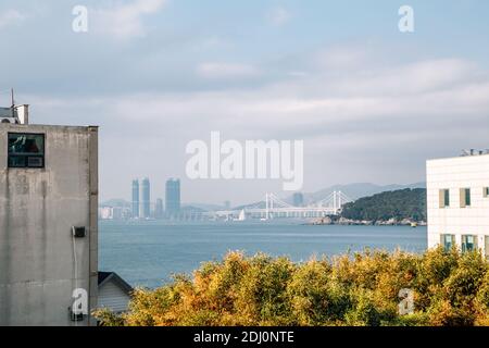 Vista del ponte di Gwangan e dell'oceano blu da Haeundae Dalmaji-gil Moontan Road a Busan, Corea Foto Stock