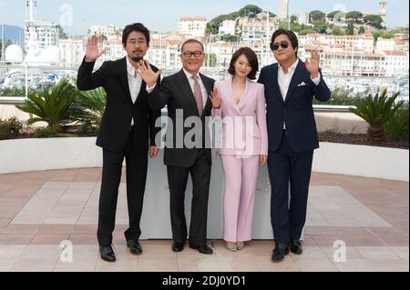 Il regista Na Hong-Jin, Kwak do Won, Kunimura Jun e Chun Woo Hee hanno vinto una fotocellula per il film "Goksung (gli stranieri)", nell'ambito del 69° Festival Internazionale del Cinema di Cannes, al Palais des Festivals di Cannes, Francia meridionale, il 18 maggio 2016. Foto di Nicolas Genin/ABACAPRESS.COM Foto Stock