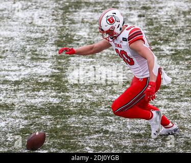 12 dicembre 2020: Utah Utes Tight End Brent Kuithe (80) guarda a cadere sulla palla dopo un brutto scatto sulla quarta giù nella partita di calcio tra Colorado e Utah a Folsom Field a Boulder, CO. Utah ha radunato per battere i bufali 38-21. Derek Regensburger/CSM. Foto Stock