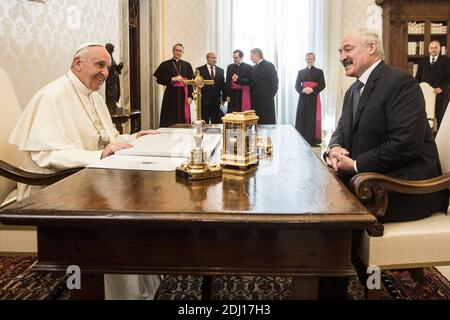 Papa Francesco incontra il presidente bielorusso Alexander Lukashenko in Vaticano il 21 maggio 2016. Foto di ABACAPRESS.COM Foto Stock