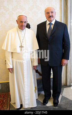 Papa Francesco incontra il presidente bielorusso Alexander Lukashenko in Vaticano il 21 maggio 2016. Foto di ABACAPRESS.COM Foto Stock