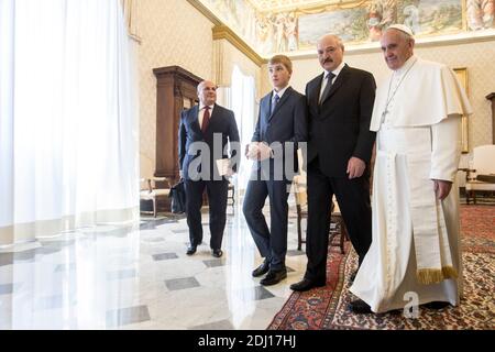 Papa Francesco incontra il presidente bielorusso Alexander Lukashenko e suo figlio Nikolai in Vaticano il 21 maggio 2016. Foto di ABACAPRESS.COM Foto Stock