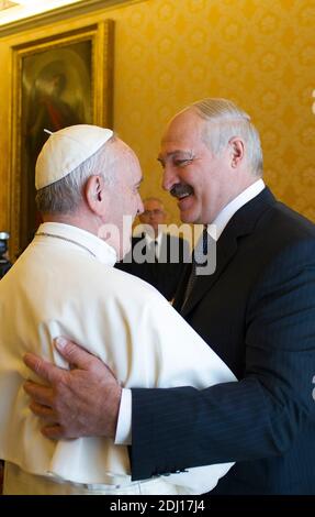 Papa Francesco incontra il presidente bielorusso Alexander Lukashenko in Vaticano il 21 maggio 2016. Foto di ABACAPRESS.COM Foto Stock