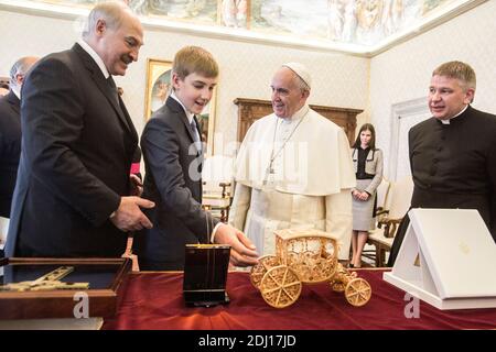 Papa Francesco incontra il presidente bielorusso Alexander Lukashenko e suo figlio Nikolai in Vaticano il 21 maggio 2016. Foto di ABACAPRESS.COM Foto Stock