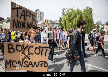 La gente dimostra contro la multinazionale americana di biotecnologia agrochimica e agricola Monsanto nel tentativo di promuovere la consapevolezza globale sulla questione degli organismi geneticamente modificati (OGM) e degli erbicidi legati al cancro nell'approvvigionamento alimentare, innParis (Francia) il 21 maggio 2016. Foto di Kevin Niglaut/ABACAPRESS.COM Foto Stock