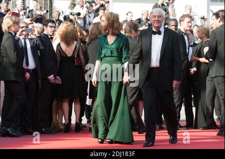 Isabelle Huppert e il regista Paul Verhoeven arrivano sul tappeto rosso della proiezione 'Elle' tenutasi al Palais des Festivals a Cannes, in Francia, il 21 maggio 2016 nell'ambito del 69° Festival del Cinema di Cannes. Foto di Nicolas Genin/ABACAPRESS.COM Foto Stock